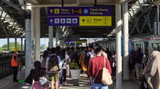 KAI Commuter Imbau: Jangan Loncat Saat Kereta Belum Berhenti untuk Keamanan Bersama