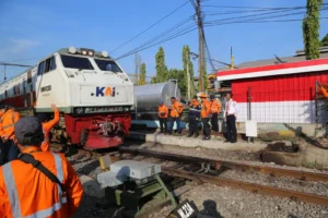 KAI Daop 8 Surabaya Lakukan Uji Coba Perdana Biodiesel B50 pada Lokomotif