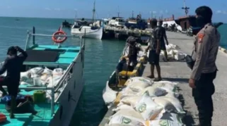 Kapal Tabrak Karang di Sampang, Warga Terpental dan Kapal Tenggelam
