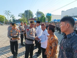 Kapolres Magetan Sambangi Pos Satkamling Tambran, Serahkan Sarpras dan Dorong Pam Swakarsa
