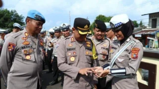 Kapolres Situbondo Sidak Handphone Anggota Pastikan Bebas Judi Online