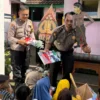Kapolsek Kediri Kota Gunakan Wayang Karton Edukasi Bahaya Gadget pada Anak TK di Peringatan Harkitnas
