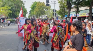 KDM Naik Kuda Memeriahkan Kirab Budaya Tatar Sunda di Cianjur, Ratusan Warga Padati Jalan