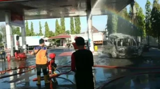 Kebakaran Mobil Keluarga di Pasuruan Akibat Korsleting Listrik Saat di Traffic Light