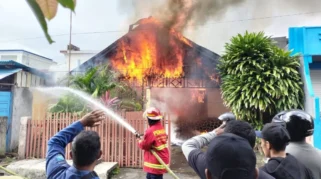 Kebakaran Rumah di Botolinggo Sebabkan Satu Warga Luka dan Kerugian Material Rp50 Juta