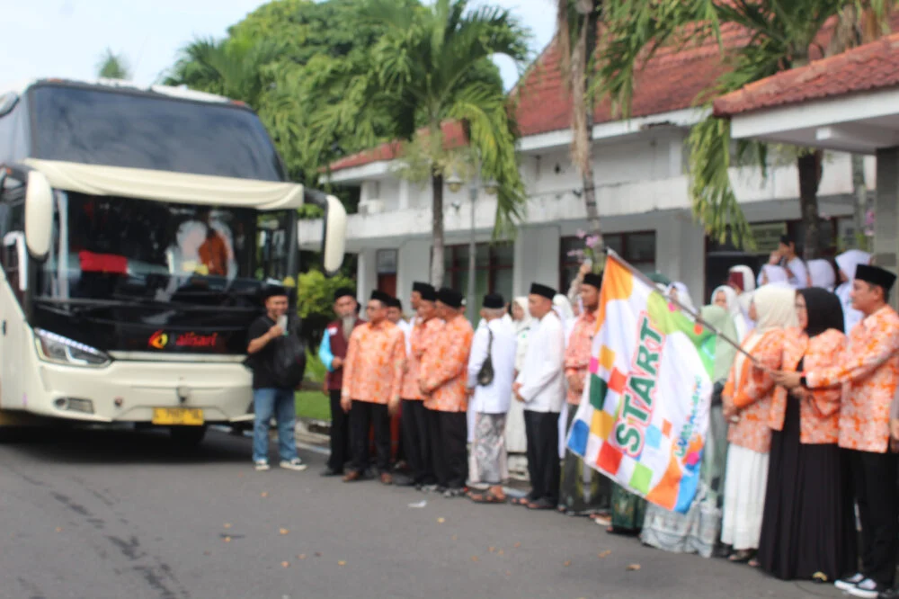 Kebersamaan Mengiringi Keberangkatan 1.258 Jemaah Haji Lumajang