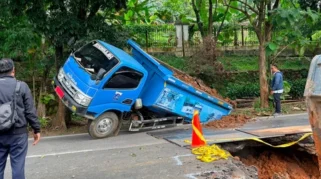 Kecelakaan Besar: Dump Truck Terperosok ke Sinkhole, Jalan Raya Lenteng Agung Sempat Macet Hebat