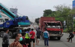 Kecelakaan Truk Slipi di Turunan Flyover Petamburan: Rem Blong, Ban Pecah, dan Tilang