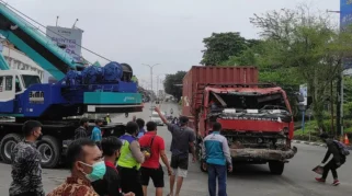 Kecelakaan Truk Slipi di Turunan Flyover Petamburan: Rem Blong, Ban Pecah, dan Tilang