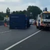 Kecelakaan Truk Trailer di Tol Cipularang: Kontainer Terguling di Tengah Jalan