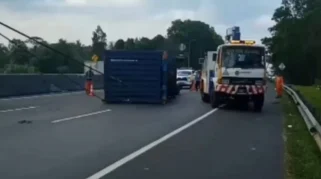 Kecelakaan Truk Trailer di Tol Cipularang: Kontainer Terguling di Tengah Jalan