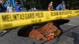 Kegawatdaruratan di Lenteng Agung: Foto Jalan Amblas Picu Macet Panjang Hingga 2 Km