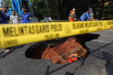 Kegawatdaruratan di Lenteng Agung: Foto Jalan Amblas Picu Macet Panjang Hingga 2 Km