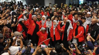 Keluarga Sambut Haru Kepulangan Sembilan Relawan Global Sumud Flotilla di Soekarno‑Hatta