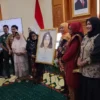 Khofifah Dampingi Prabowo Resmikan Museum Pahlawan Nasional Pejuang Buruh Marsinah dan Rumah Singgah