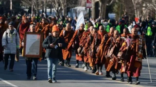 Khofifah Sambut 57 Bhikkhu yang Melakukan Perjalanan Kaki 666 Km untuk Perdamaian Dunia