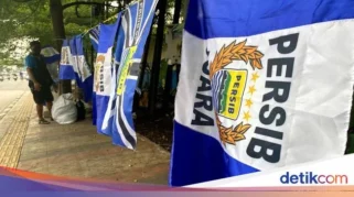 Kisah Apih Pedagang Atribut Persib dari Bandung ke Banjar, Harap Dapat Cuan hingga Tim Favoritnya Juara