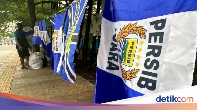 Kisah Apih Pedagang Atribut Persib dari Bandung ke Banjar, Harap Dapat Cuan hingga Tim Favoritnya Juara