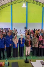 Kolaborasi Sekolah dan Orang Tua dengan Mahasiswa KKN Unmuh Jember Manfaatkan Pekarangan dan Galon Bekas untuk Tanam Sayuran
