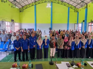 Kolaborasi Sekolah dan Orang Tua dengan Mahasiswa KKN Unmuh Jember Manfaatkan Pekarangan dan Galon Bekas untuk Tanam Sayuran