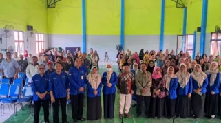 Kolaborasi Sekolah dan Orang Tua dengan Mahasiswa KKN Unmuh Jember Manfaatkan Pekarangan dan Galon Bekas untuk Tanam Sayuran