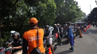 Kondisi Jalan Amblas di Lenteng Agung: Polisi Belum Ada Pengalihan Lalin, Warga Terjebak Macet Panjang
