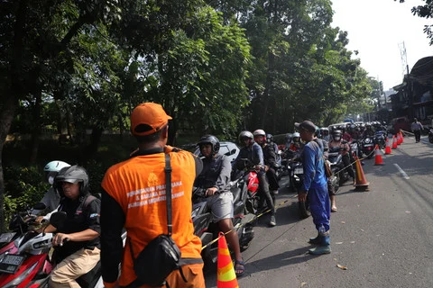 Kondisi Jalan Amblas di Lenteng Agung: Polisi Belum Ada Pengalihan Lalin, Warga Terjebak Macet Panjang