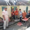 Koramil Lumajang Bersama Warga Gotong Royong Perbaiki Rumah Tidak Layak Huni