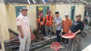 Koramil Lumajang Bersama Warga Gotong Royong Perbaiki Rumah Tidak Layak Huni
