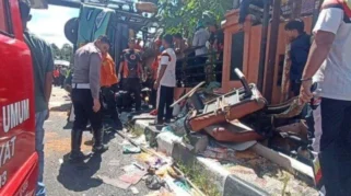 Korban Tewas Bus ALS vs Truk BBM di Sumsel Dibawa ke RS Bhayangkara Palembang