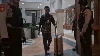 KPK Geledah Kantor Dinkes Ponorogo Selama 8 Jam, Bawa Keluar Dua Koper Besar