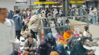 KRL Green Line Gangguan Akibat Percikan Api, Penumpang Menumpuk di Stasiun Tanah Abang