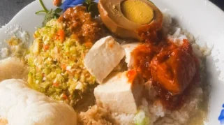 Kuliner Legendaris Sego Cawuk Ibu Sri Bertahan sejak 1993 di Banyuwangi