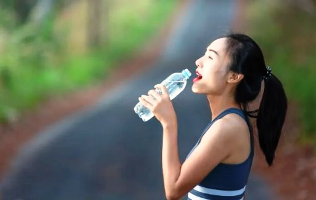 Langkah praktis menurunkan berat badan dengan minum air putih cukup