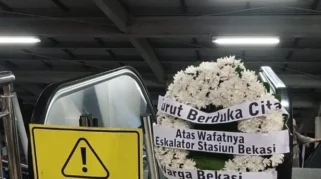 Lautan Bunga Stasiun Bekasi Timur: Ribuan Karangan Tanda Duka 16 Korban Tabrakan Kereta