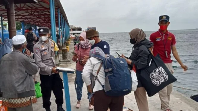 Liburan di Kepulauan Seribu Berakhir Manis Berkat Aksi Polisi Selamatkan HP Jatuh ke Laut