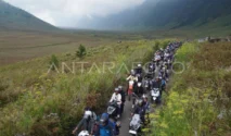 Long Weekend Picu Kepadatan di Jalur Bromo via Probolinggo, Antrean Mengular di Cemoro Lawang