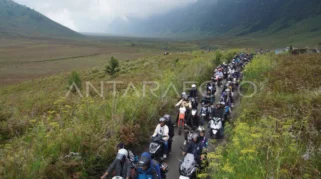 Long Weekend Picu Kepadatan di Jalur Bromo via Probolinggo, Antrean Mengular di Cemoro Lawang