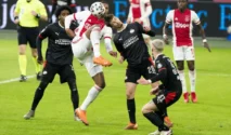 Maarten Paes Dihujat Pasif, Ajax vs PSV Berakhir Imbang 2-2