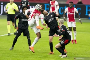 Maarten Paes Dihujat Pasif, Ajax vs PSV Berakhir Imbang 2-2