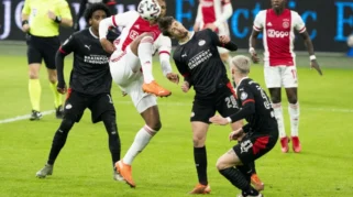 Maarten Paes Dihujat Pasif, Ajax vs PSV Berakhir Imbang 2-2