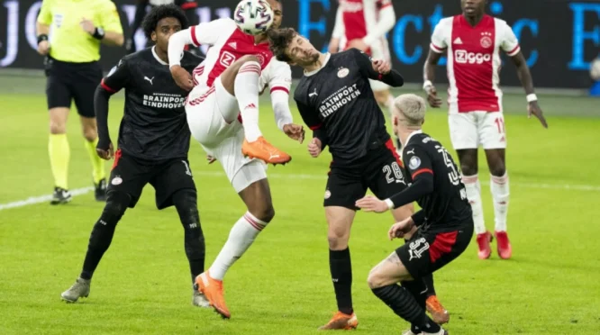 Maarten Paes Dihujat Pasif, Ajax vs PSV Berakhir Imbang 2-2