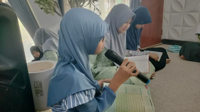 Mahasiswa KKN RPL PG PAUD UMJ Tanamkan Cinta Al-Qur’an Sejak Dini di KB Anak Sholeh Aisyiyah