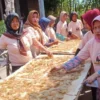 Mahasiswa KKN UMJ Jember Gelar Pelatihan Kerupuk Udang di Desa Kwanyar Barat