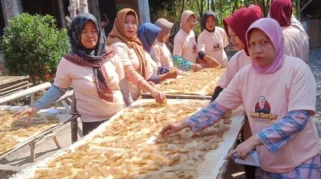 Mahasiswa KKN UMJ Jember Gelar Pelatihan Kerupuk Udang di Desa Kwanyar Barat
