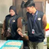 Mahasiswa KKN UMJ Jember Perkenalkan TELKOTEL Ikan Tenggiri sebagai Camilan Khas Desa Bandaran