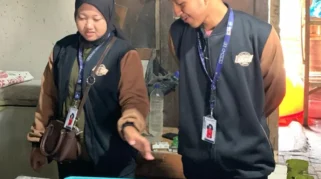Mahasiswa KKN UMJ Jember Perkenalkan TELKOTEL Ikan Tenggiri sebagai Camilan Khas Desa Bandaran