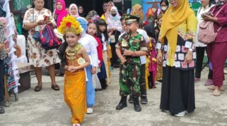 Mahasiswa KKN UMJ Kenalkan Baju Adat kepada Anak TK PKK Sumber III