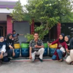 Mahasiswa KKN Universitas Muhammadiyah Jember Ajak Anak TK Belajar Memilah Plastik di Bank Sampah