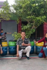Mahasiswa KKN Universitas Muhammadiyah Jember Ajak Anak TK Belajar Memilah Plastik di Bank Sampah